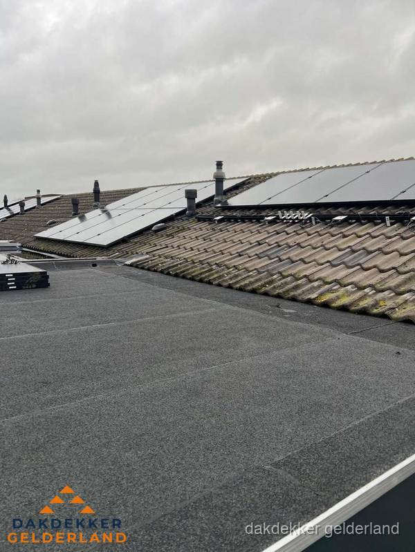 Bitumen dakbedekking op plat dak met aansluitend pannendak en zonnepanelen in Gelderland Bitumen dakbedekking op plat dak met aansluitend pannendak en zonnepanelen in Gelderland