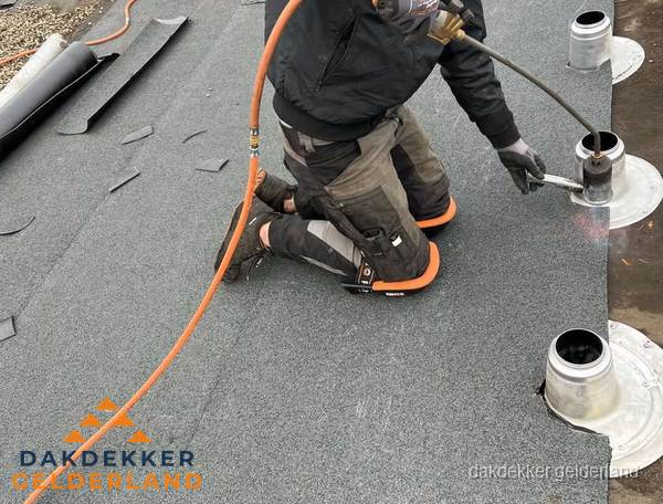 Dakdekker repareert bitumen dakleer bij dakdoorvoer in Gelderland Dakdekker repareert bitumen dakleer bij dakdoorvoer in Gelderland