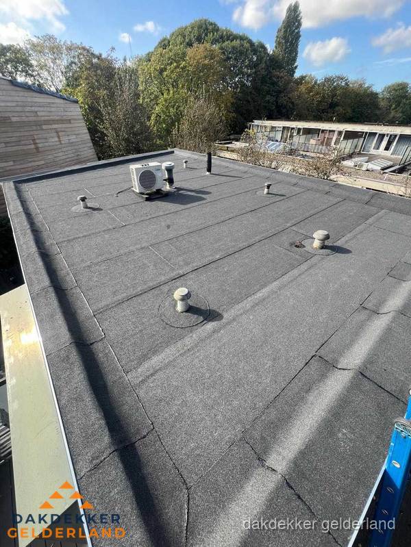 Kosten dakdekker: afgewerkt plat bedrijfsdak met bitumen in Gelderland Kosten dakdekker: afgewerkt plat bedrijfsdak met bitumen in Gelderland