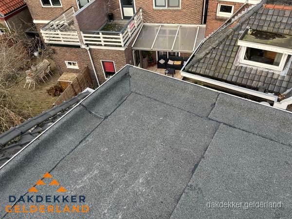 Overzicht plat dak met dakgoot in woonwijk Gelderland