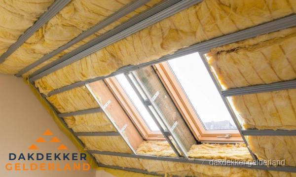 Schuin dak isoleren met glaswol bij dakraam in Gelderland Schuin dak isoleren met glaswol bij dakraam in Gelderland