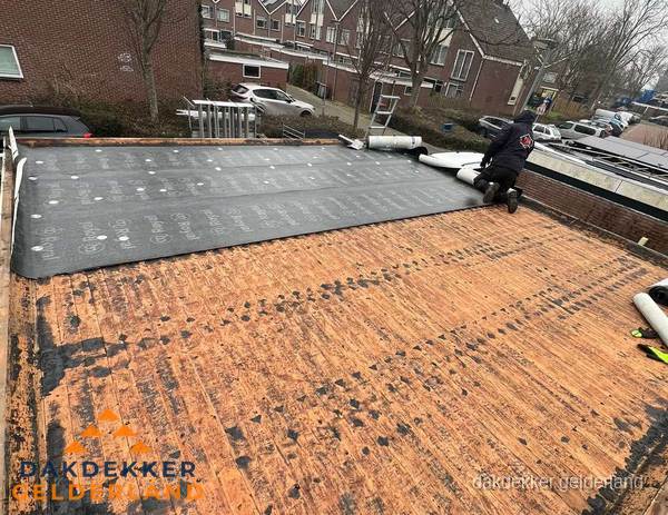 Dakdekker legt onderlaag op plat dak met houten constructie in Gelderland Dakdekker legt onderlaag op plat dak met houten constructie in Gelderland