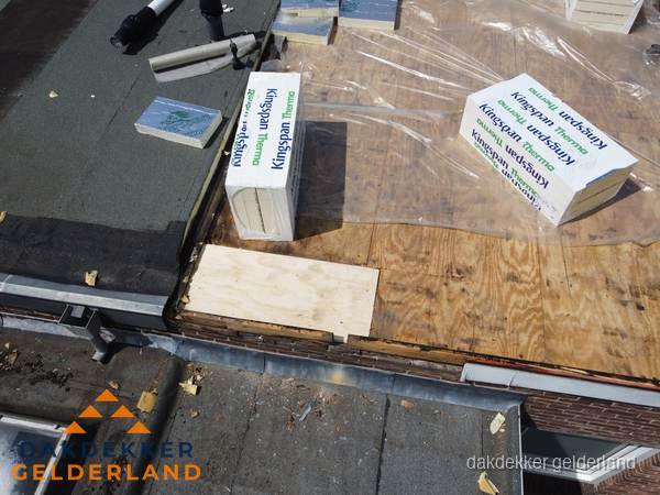 Plat dak isolatie met Kingspan isolatieplaten tijdens renovatie in Gelderland Plat dak isolatie met Kingspan isolatieplaten tijdens renovatie in Gelderland