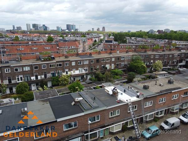 Spoed dakdekker aan het werk op plat dak in woonwijk Gelderland Spoed dakdekker aan het werk op plat dak in woonwijk Gelderland
