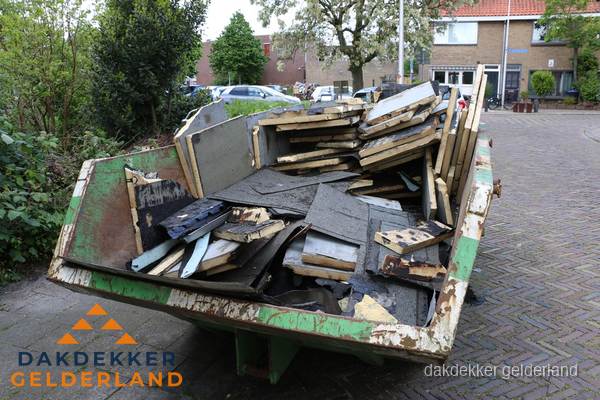 Puincontainer met oud dakmateriaal na dakrenovatie in Gelderland Puincontainer met oud dakmateriaal na dakrenovatie in Gelderland