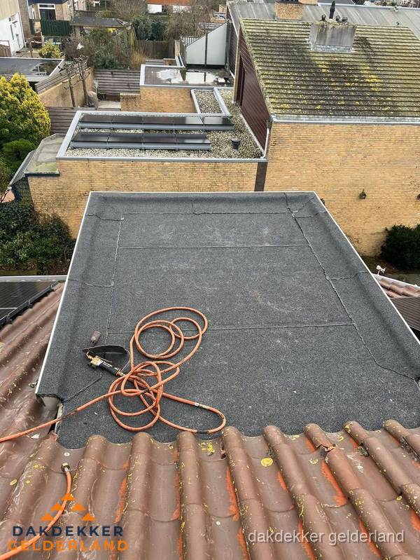 Reparatie aansluiting plat dak en schuin dak in Gelderland Reparatie aansluiting plat dak en schuin dak in Gelderland