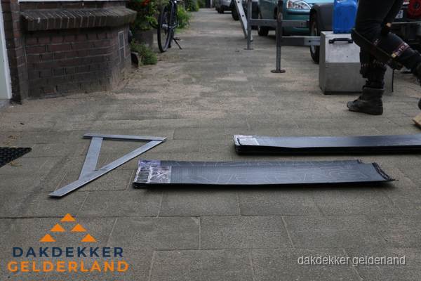 Dakbedekkingsmateriaal en zinkwerk klaargelegd voor reparatie in Gelderland Dakbedekkingsmateriaal en zinkwerk klaargelegd voor reparatie in Gelderland