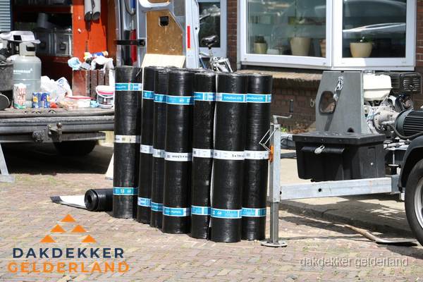 Rollen bitumen dakbedekking klaar voor daklekkage reparatie in Gelderland Rollen bitumen dakbedekking klaar voor daklekkage reparatie in Gelderland