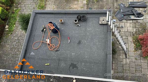 Plat dak met nieuwe bitumen bedekking in Gelderland Plat dak met nieuwe bitumen bedekking in Gelderland
