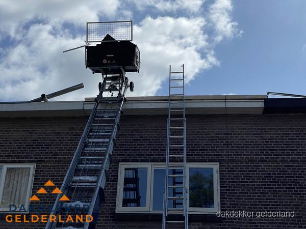Ladderlift en ladder bij woning voor dakinspectie in Gelderland Ladderlift en ladder bij woning voor dakinspectie in Gelderland