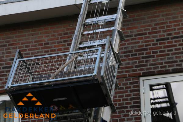 Ladderlift met dakpannen voor dakpan reparatie in Gelderland Ladderlift met dakpannen voor dakpan reparatie in Gelderland